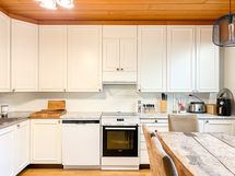 Keittiön varustukseen kuuluu astianpesukone.