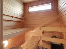 Saunassa valoa tuova ikkuna