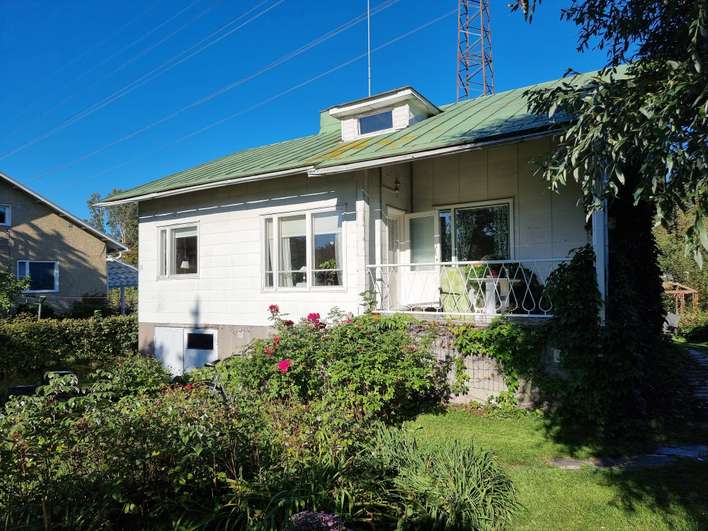 Omakotitalo, 4h,k,kph,wc,s.os,autotalli,ullakko-ja kellaritilat, 143/220 m², Hovila, Kotka