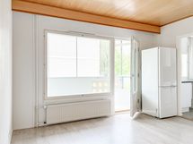 Jääkaappi-pakastin on sijoitettu huoneen puolelle.