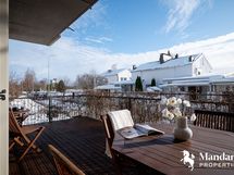 Näkymä terassilta Tuiran rannalle päin sekä terassia.