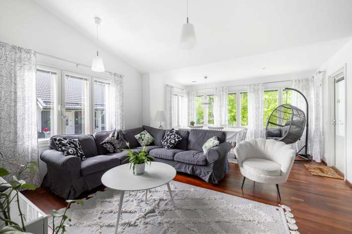 Omakotitalo, 4h, k, khh, kh/wc, erill. wc, vh, alakerrassa saunaosasto, takkahuone, 2 harrastehuonetta, 2 varastohuonetta, 113/250 m², Pohjois-Nikinmäki, Vantaa