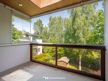 Katettu, lasitettu parveke puiston puolelle