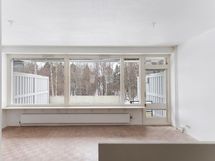 Olohuoneessa mahtavat isot ikkunat