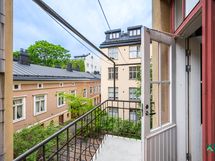 Taloyhtiön tuuletusparveke asunnon läheisyydessä