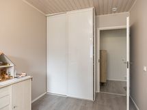 Makuuhuoneessa on liukuovikaapisto