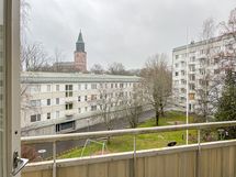 Ikkunoista ja parvekkeelta on näkymät Tuomiokirkolle, idän suuntaan.