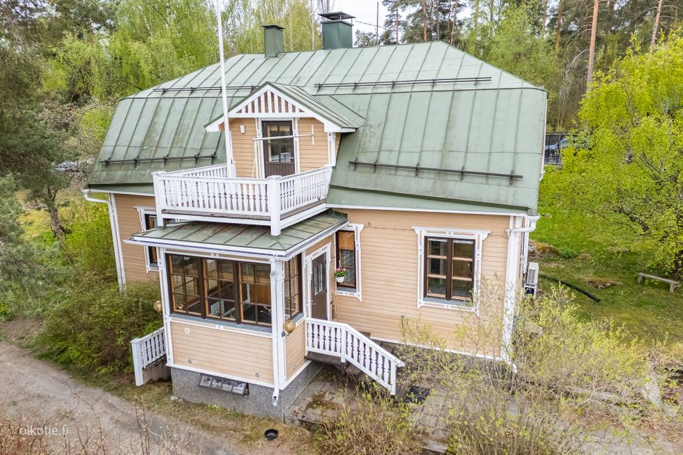 Ilmakuva sisään käynnin puoleisesta julkisivusta