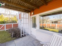 alakerrasta käynti pihalle