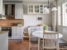 Keittiö sijaitsee kätevästi sisääntulon vieressä.