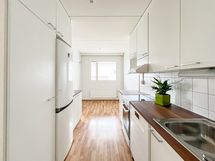 Keittiö on toimiva ja kaappitilaa löytyy.