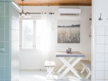 Keittiön näkymä olohuoneeseen