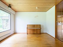 Talon pintamateriaalit ovat pääosin alkuperäiset. Puupaneloinnit ovat patinoituneet kauniisti.