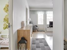 Näkymä eteisestä olohuoneeseen päin.