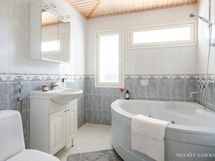 Yläkerran kylpyhuone ja wc.