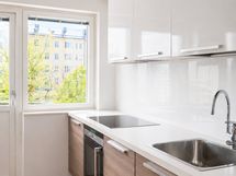 Keittiö intergroiduilla kodinkoneilla. Keittiöstä kulku parvekkeelle.