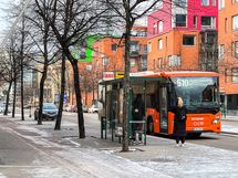 Bussipysäkki Sipoonkatu n. 3 min asunnolta ja Pasilan asemalle vain 10 min kävellen.
