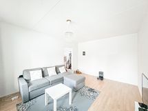 Tilava olohuone jonka sisustat mielesi mukaan.