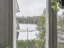 Olohuoneesta avautuu näkymä joelle
