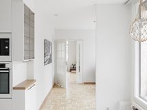 Näkymä keittiöön ja ruokailutilaan sekä takkahuoneeseen