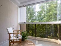 Tilava lasitettu parveke - kesähuone. Ilmalämpöpumpun asennus otettu huomioon remontissa.