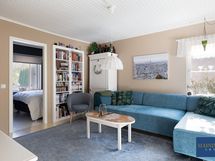 Olohuoneen yhteydessä on makuuhuone.