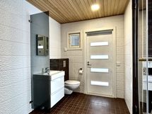 Rantasaunan kylpyhuone-wc