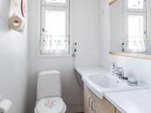 WC tuulikaapin vieressä