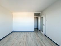 Olohuoneeseen tulee luonnonvaloa isoista ikkunoista.