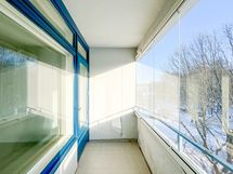 Parveke on iso ja lasitettu.