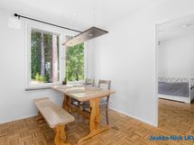 Ruokailutila on selkeästi oma keittiöstä erillinen tilansa. 