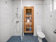 Kylpyhuoneen yhteydessä myös wc