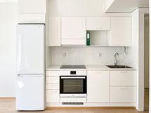 Moderni ja tilava koti, jossa on ihanan iso parveke ja viilentävä ilmalämpöpumppu.