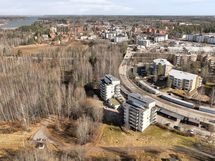 Hyrylän palvelut ovat kävelyetäisyydellä. Vieressä ihana lähiluonto lenkkipolkuineen.