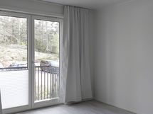 Asuntoon laitettu vaaleat verhot