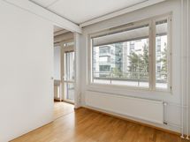 Makuuhuoneesta rauhalliset näkymät sisäpihalle.