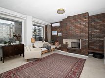 Olohuoneessa viilennyspumppu.