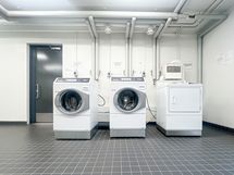 Pesutupa ja kuivaushuone talon kulmalla.