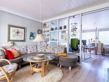 Olohuoneena toimivaa avattua makuuhuonetta