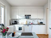 Keittiö on hyvin varusteltu, mm. astianpesukoneella.