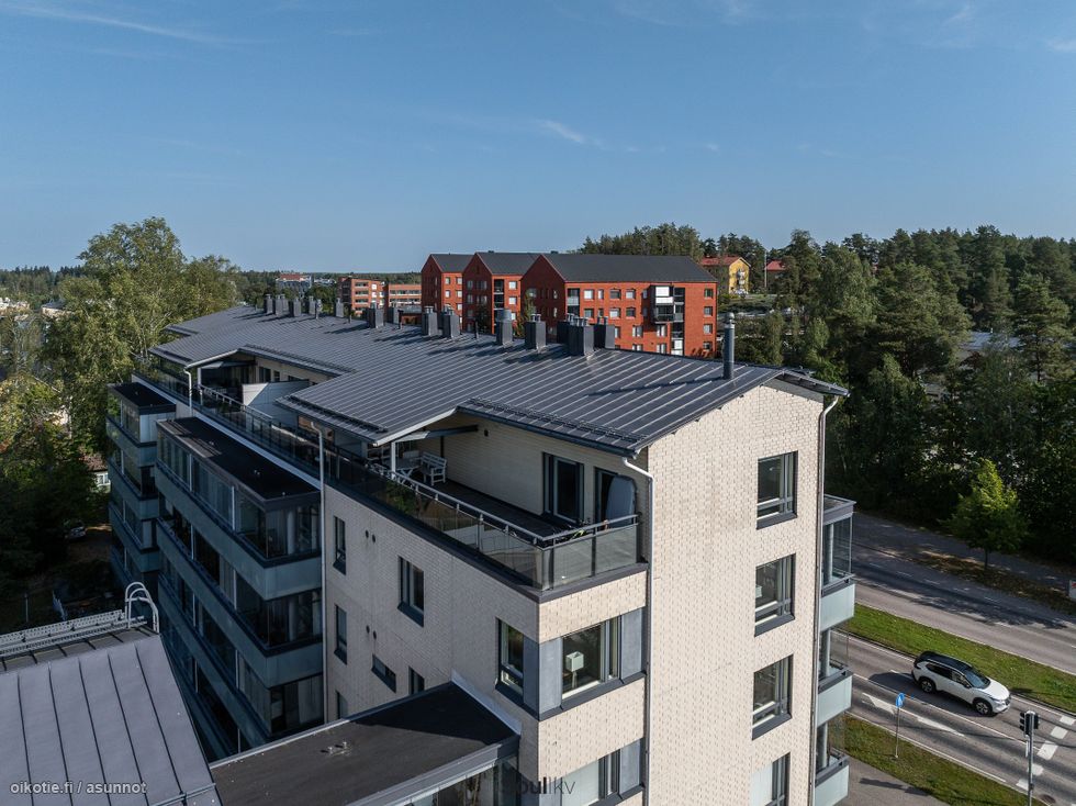 Kattohuoneisto kahdessa tasossa - ikkunat kolmeen ilmansuuntaan