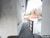 Erillistalon takana luiska