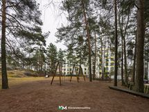 Leikkipaikka taloyhtiön pihalla