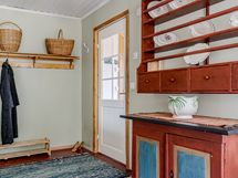 Keskikerroksen eteinen