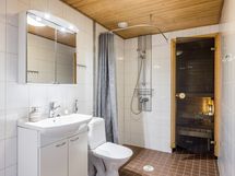 Kokonaisuuden kruunaa tyylikkäästi toteutettu tilava kylpyhuone omalla saunalla!