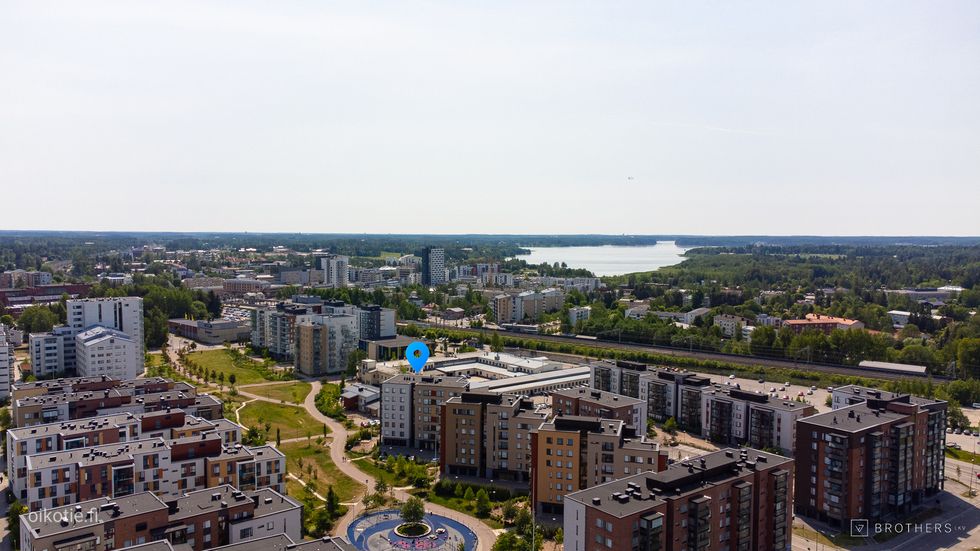 Juna-aseman ja kaikkien palveluiden vieressä