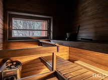 Omassa tunnelmallisessa saunassa on tilaa useammallekin kylpijälle.