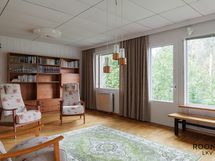 Olohuoneesta kulku pihaan