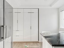 Säilytystilaa on runsaasti ja ajanhenkinen aamiaiskaappikin löytyy.