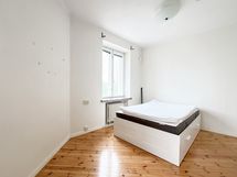 Huoneeseen mahtuu isompikin parisänky. Ikkuna on idän suuntaan.